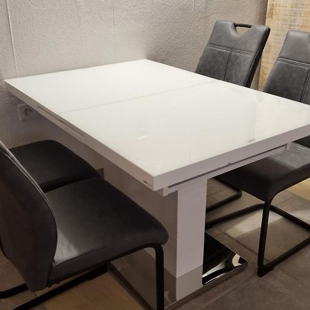Modern Eingerichtete 3-Zi-Ferienwohnung Zu Vermieten Лёффинген Экстерьер фото