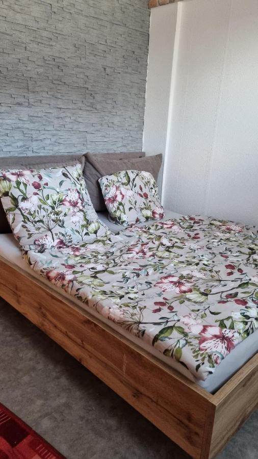 Modern Eingerichtete 3-Zi-Ferienwohnung Zu Vermieten Лёффинген Экстерьер фото