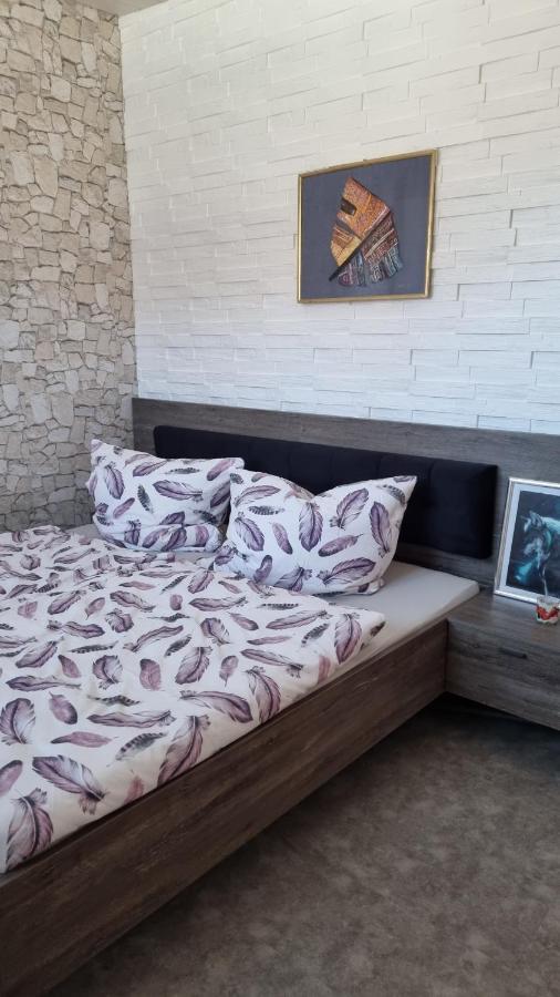 Modern Eingerichtete 3-Zi-Ferienwohnung Zu Vermieten Лёффинген Экстерьер фото